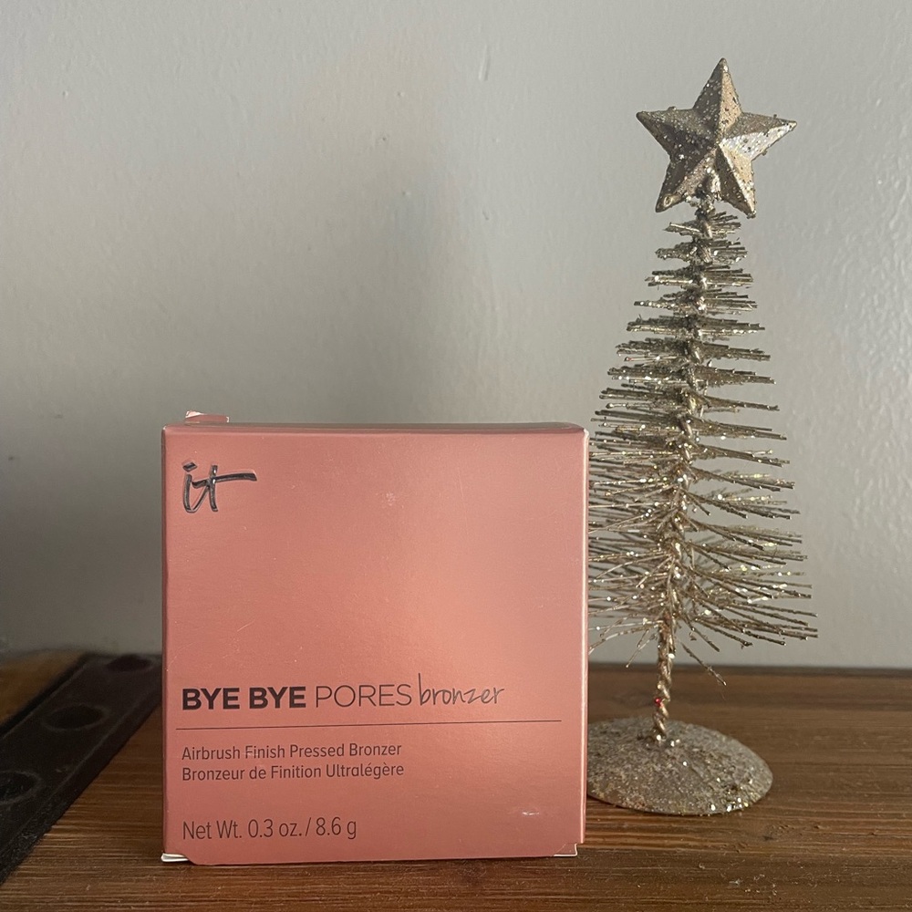 IT Cosmetics Bye Bye Pores Bronzer - “Beach”